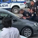 La salvaje actitud de un grupo de jóvenes en Córdoba: los intentaron detener en un control policial y arrastraron a dos efectivos en el capot del auto